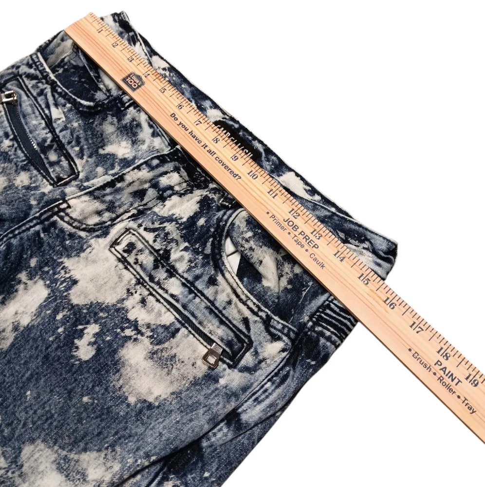 EMBELLISH MEN'S SIZE 30×32.5 CLASSIC ACID WASHED JEANS.